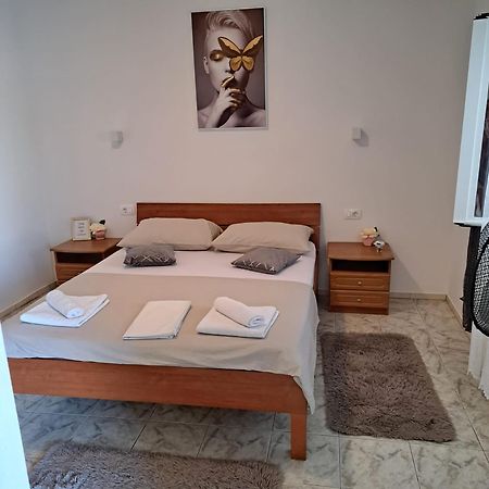 Iva Apartman Sa Bazenom Donji Zemunik Extérieur photo