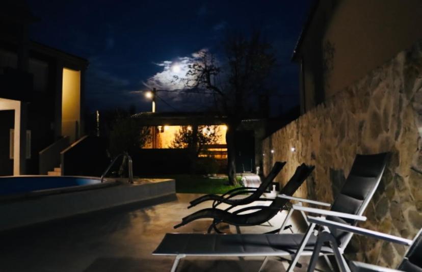 Iva Apartman Sa Bazenom Donji Zemunik Extérieur photo