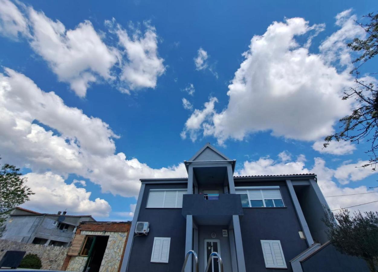 Iva Apartman Sa Bazenom Donji Zemunik Extérieur photo