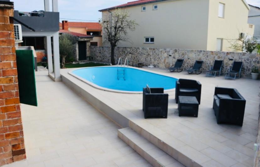 Iva Apartman Sa Bazenom Donji Zemunik Extérieur photo