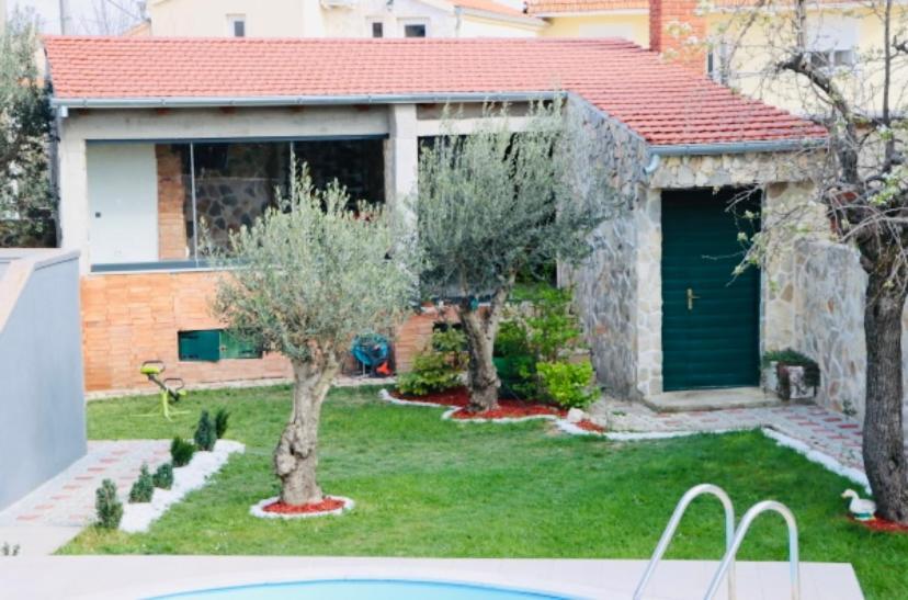 Iva Apartman Sa Bazenom Donji Zemunik Extérieur photo